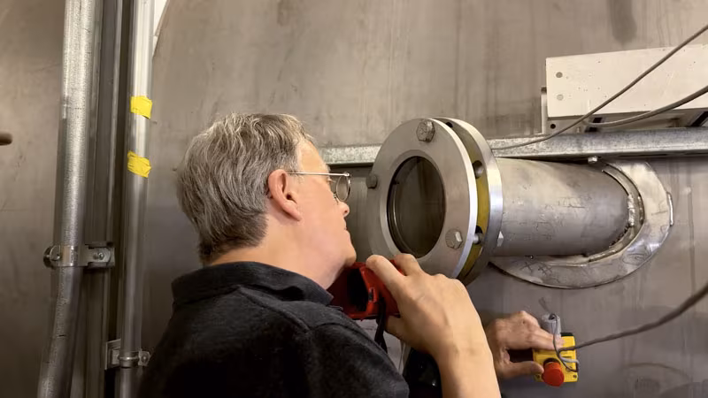 Исследователь работает с МПД-двигателем для Марса