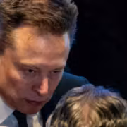 Близкий портрет мужчины в костюме на мероприятии