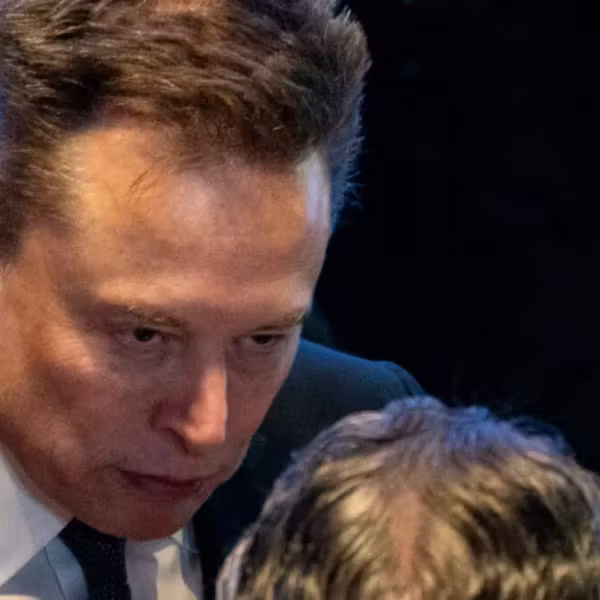 Близкий портрет мужчины в костюме на мероприятии