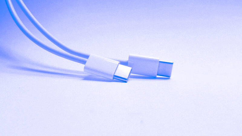 USB Type-C кабели для ноутбуков на светлом фоне