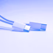 USB Type-C кабели для ноутбуков на светлом фоне