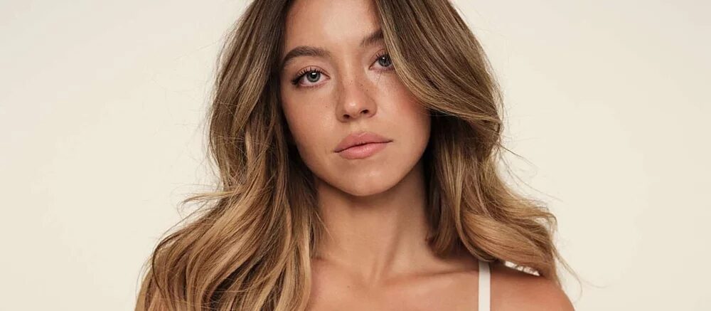 Сидни Суини в белом топе волосы кудри