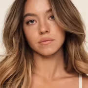 Сидни Суини в белом топе волосы кудри