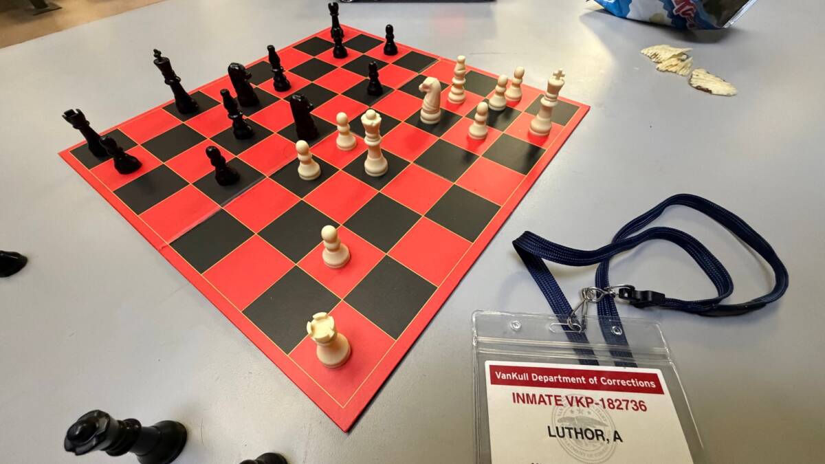 Шахматная доска с фигурами в теплом помещении совпадает с изображением шахматов