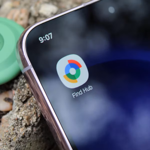 смартфон Google Find Hub и зеленая умная метка