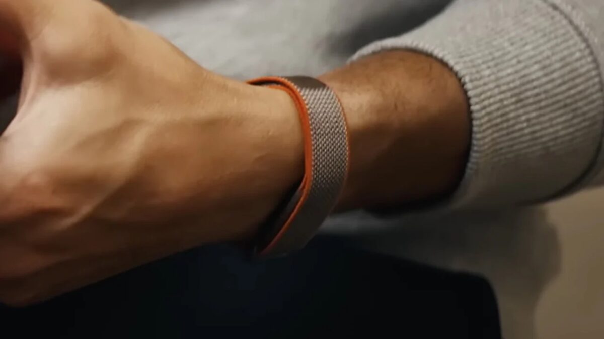 Мужская рука в рукаве с Fitbit Air фитнес-браслет