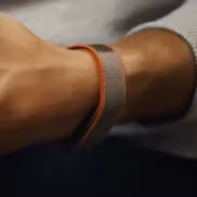 Мужская рука в рукаве с Fitbit Air фитнес-браслет