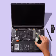 открытый ноутбук Framework Laptop 13 Pro внутри платы и батареи