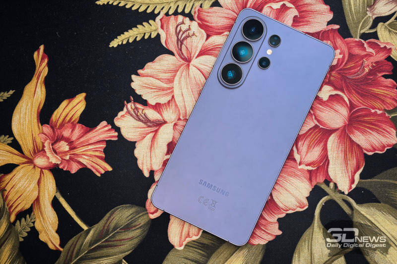 Смартфон Samsung Galaxy S21 Ultra на цветочном фоне