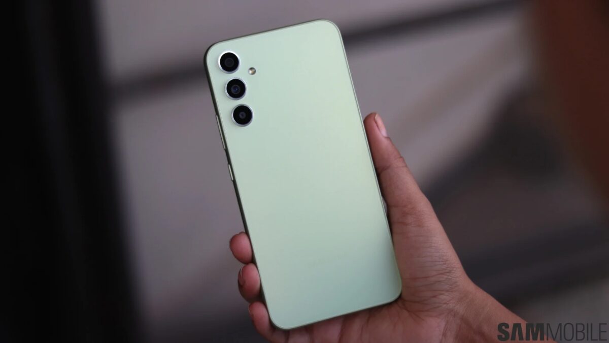 Мобильный телефон Samsung Galaxy A34 в руке