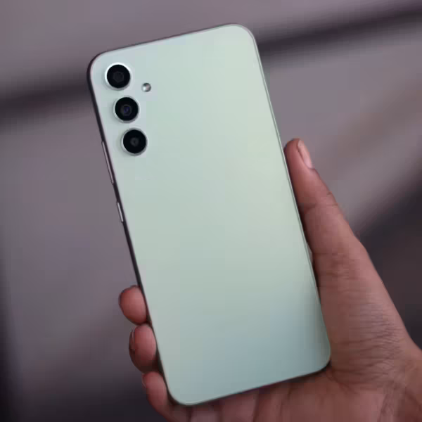 Мобильный телефон Samsung Galaxy A34 в руке