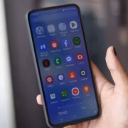 Смартфон Samsung Galaxy A54 в руке в руке экран с приложениями