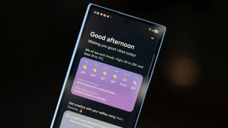 Экран смартфона Samsung с приложением Now Brief и погодой