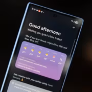 Экран смартфона Samsung с приложением Now Brief и погодой