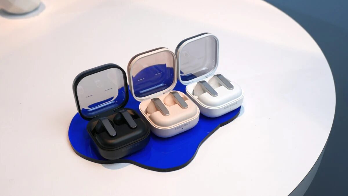 Чехлы для Galaxy Buds 4 и Galaxy Buds 4 Pro с открытыми крышками на голубой подставке