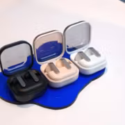 Чехлы для Galaxy Buds 4 и Galaxy Buds 4 Pro с открытыми крышками на голубой подставке