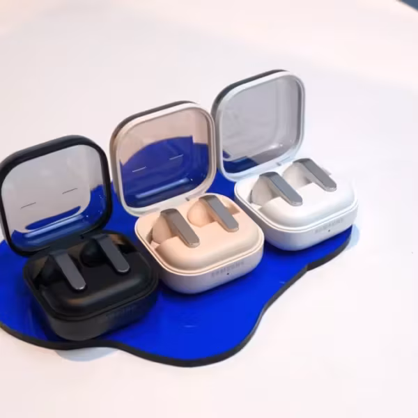 Чехлы для Galaxy Buds 4 и Galaxy Buds 4 Pro с открытыми крышками на голубой подставке