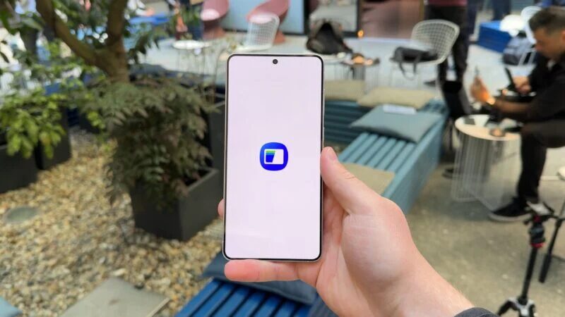 Мобильный телефон Samsung Galaxy отображает приложение Samsung Wallet