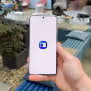 Мобильный телефон Samsung Galaxy отображает приложение Samsung Wallet