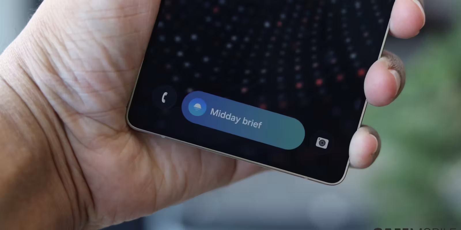 Человек держит телефон Samsung Galaxy с уведомлением Midday brief