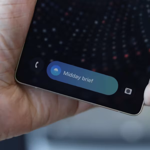 Человек держит телефон Samsung Galaxy с уведомлением Midday brief