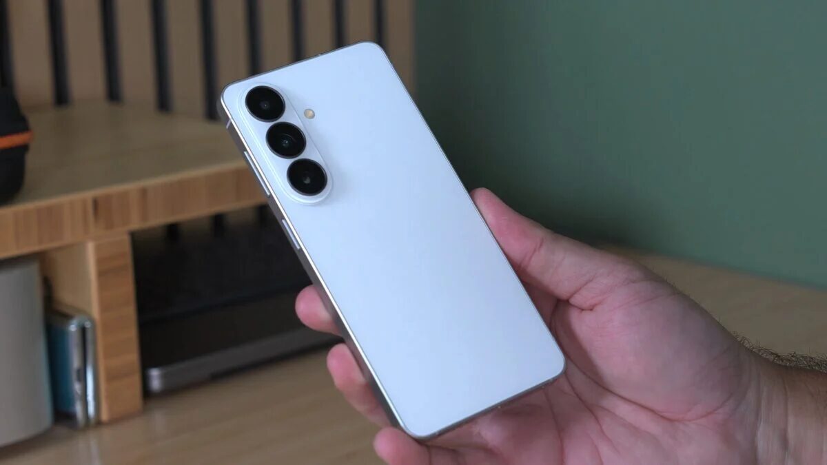 Белый смартфон Samsung с тройной камерой