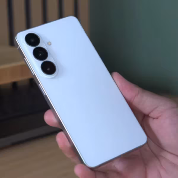 Белый смартфон Samsung с тройной камерой