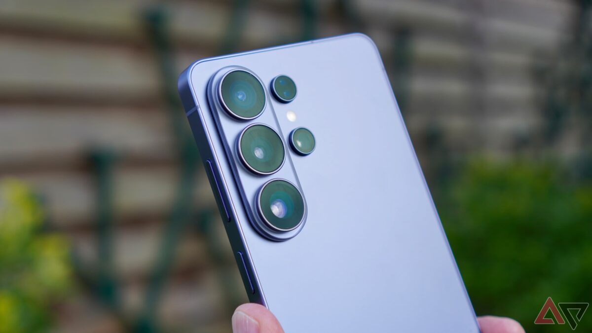 Задняя сторона смартфона Samsung Galaxy S27 Ultra с четырьмя камерами