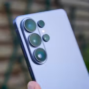 Задняя сторона смартфона Samsung Galaxy S27 Ultra с четырьмя камерами