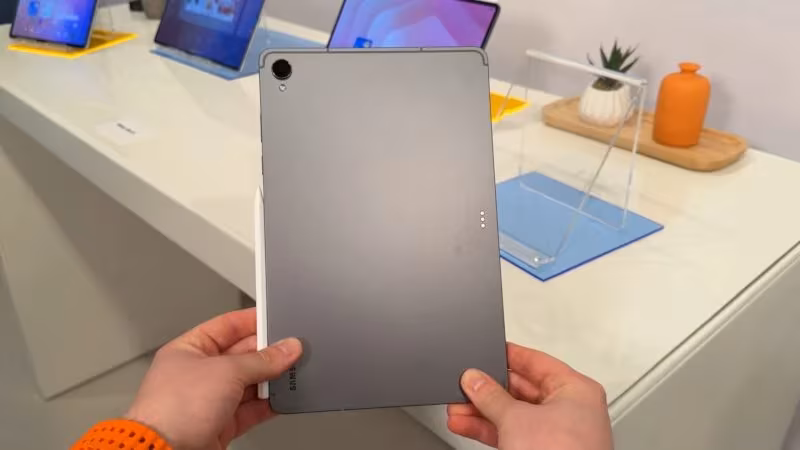 Планшет Samsung Galaxy Tab S12 с задней крышкой