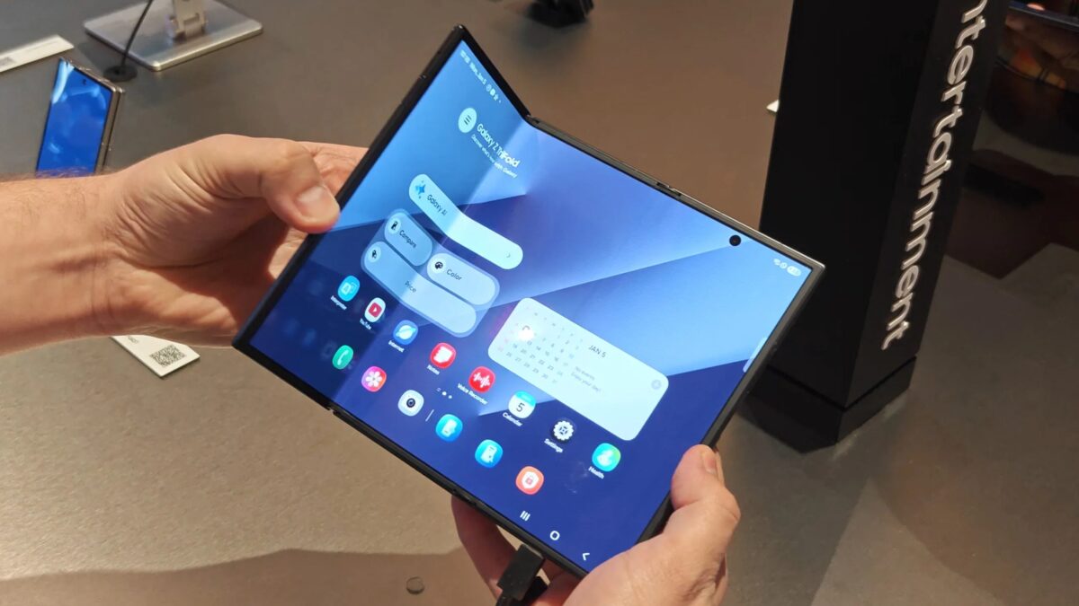 человек держит складной телефон Samsung Galaxy Z TriFold 2