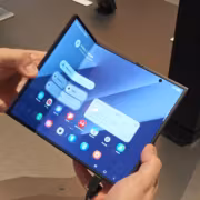 человек держит складной телефон Samsung Galaxy Z TriFold 2