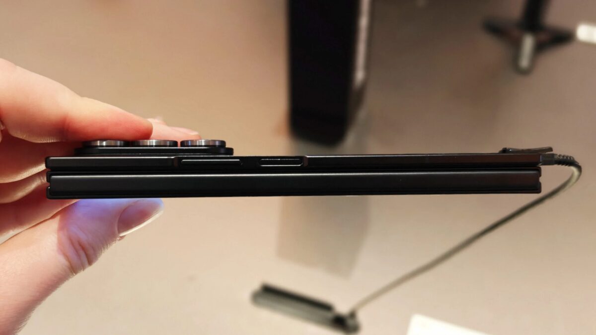 Человек держит складной телефон Samsung Galaxy Z TriFold 2