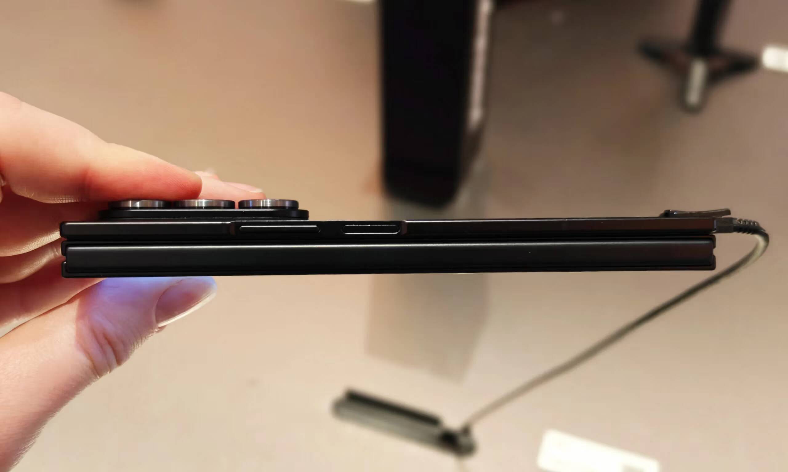 Человек держит складной телефон Samsung Galaxy Z TriFold 2