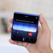 Смартфон с открытым приложением видеозвонка Apple