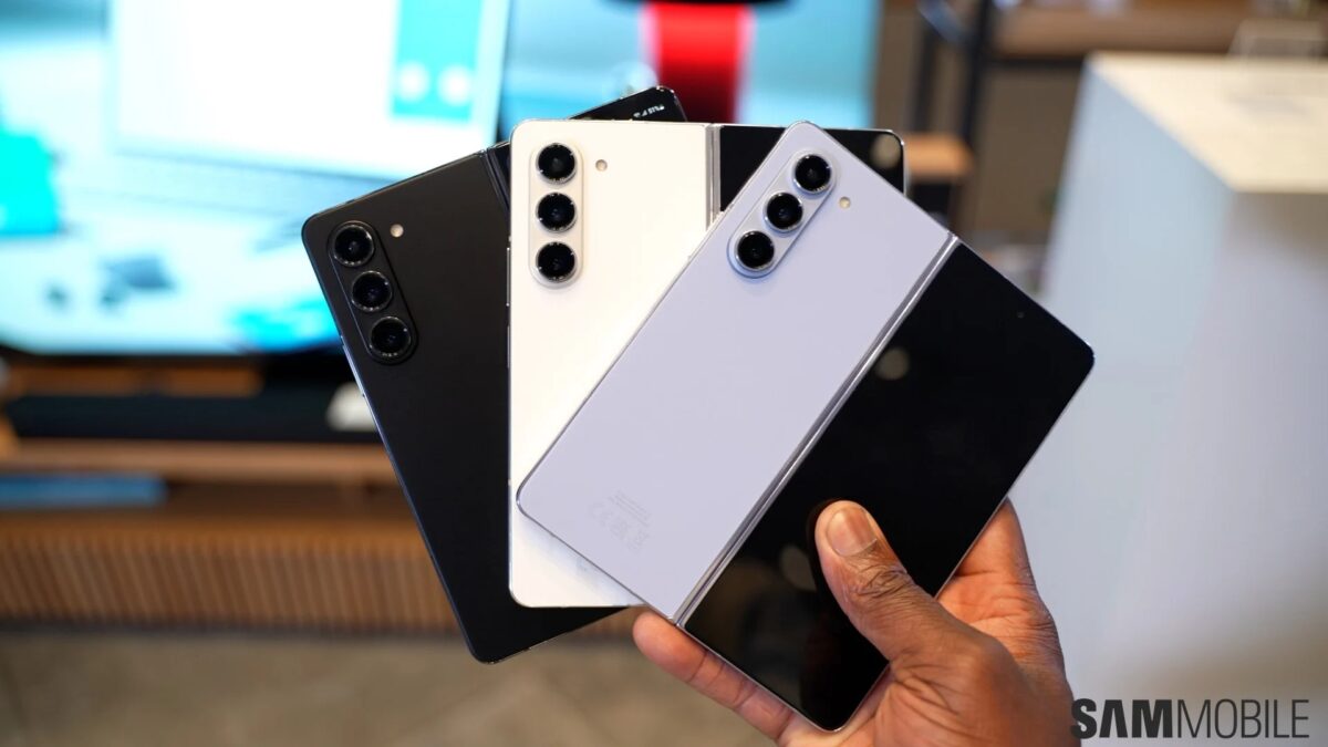 Пять смартфонов Galaxy Z Fold 5 и Flip 4 в руке