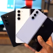 Пять смартфонов Galaxy Z Fold 5 и Flip 4 в руке