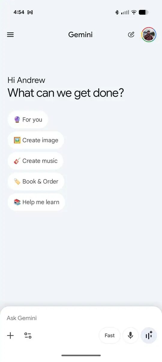 Экран Gemini с меню функций и новым значком чата