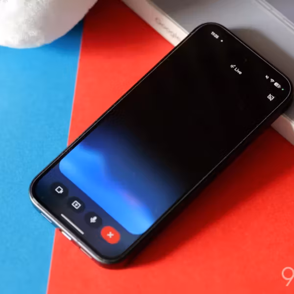 Смартфон iPhone 13 Pro с пустым экраном на столе