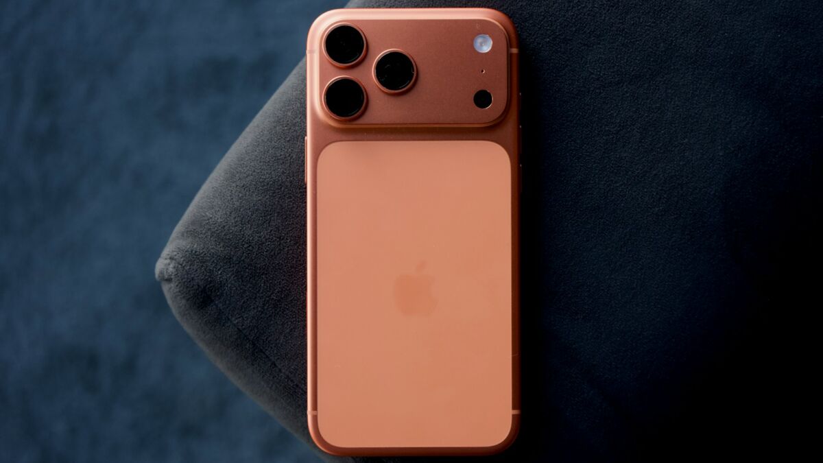 Задняя сторона iPhone 13 Pro со тремя камерами
