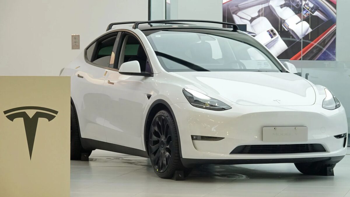 Белый Tesla Model 3 в автосалоне Tesla с логотипом