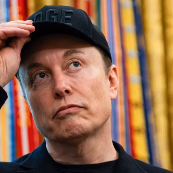 Тесла мужчина с кепкой у расцветок фон