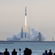 Старт ракеты New Glenn Rocket на фоне неба и зрителей