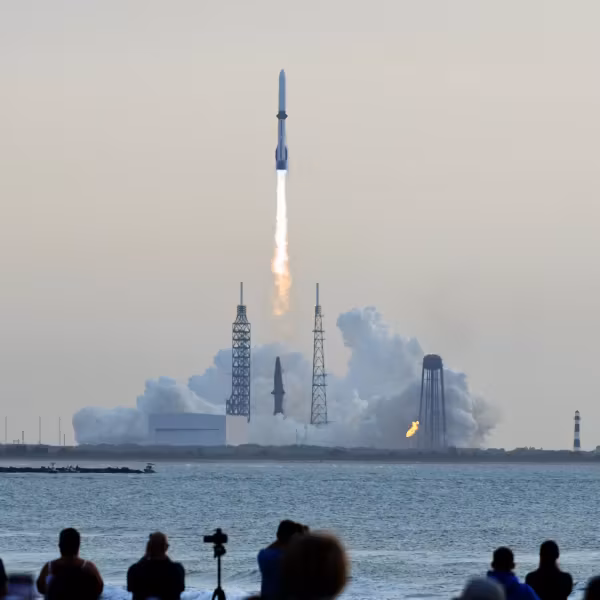 Старт ракеты New Glenn Rocket на фоне неба и зрителей