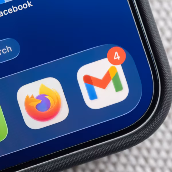 Экран смартфона с приложениями Messenger, Facebook, Firefox и Gmail