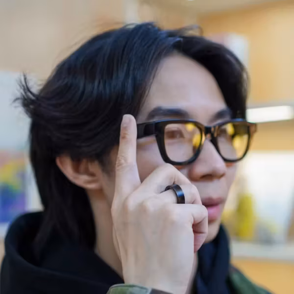 человек в очках Samsung Galaxy Glasses