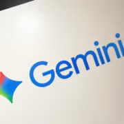 Логотип Google Workspace и значок Gemini на экране