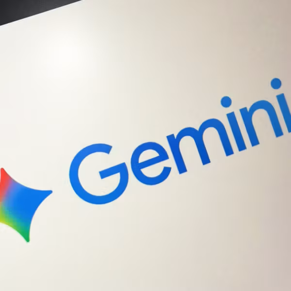 Логотип Google Workspace и значок Gemini на экране