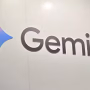 Логотип Gemini на белой стене Galaxy Book