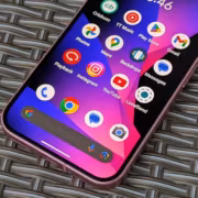 Модель телефона Google Pixel 6 с иконками Google Workspace